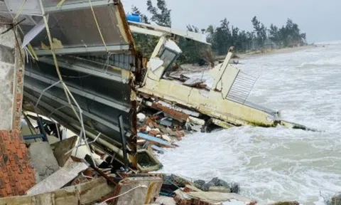 Cận cảnh sóng đánh sập nhà cửa, 'nuốt chửng' bờ biển ở Hội An