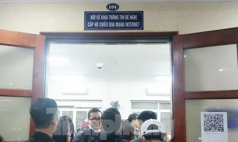 Hà Nội: Người dân chen chân làm hộ chiếu có gắn chip điện tử