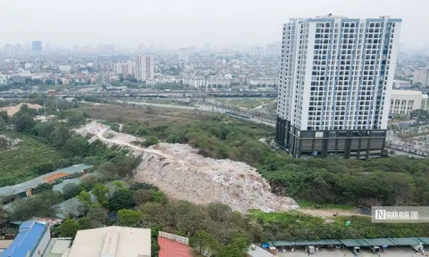 Những "núi" rác thải đổ trộm tại Thủ đô
