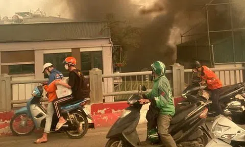 Hà Nội: Cháy lớn tại quán bia hơi ở Hai Bà Trưng, cột khói bốc cao hàng chục mét