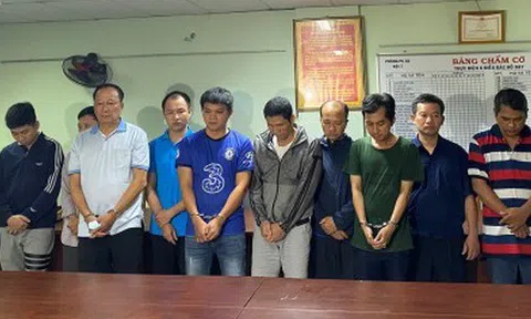 Phát loa, gọi điện thoại yêu cầu xe ô tô trả lại vỉa hè ở Hà Nội