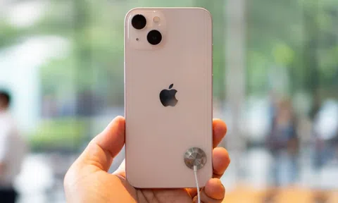 Giả làm khách mua hàng, lừa lấy iPhone của chuỗi bán lẻ