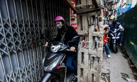 Hà Nội: Người dân chật vật di chuyển trên con đường 'chỉ vừa một xe máy'