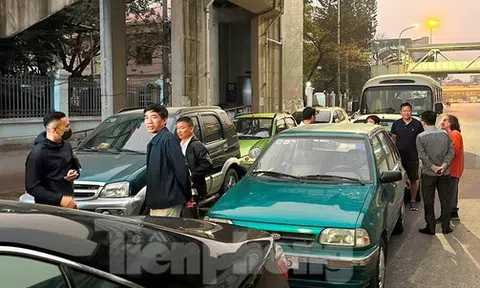 Người dân Hà Nội xếp hàng qua đêm chờ đăng kiểm ô tô