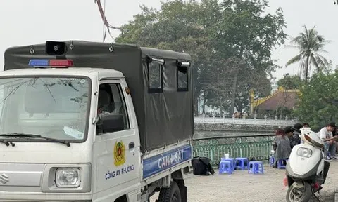 Cảnh sát trật tự có làm ngơ để hàng quán lấn chiếm tràn vỉa hè, đường ven hồ?