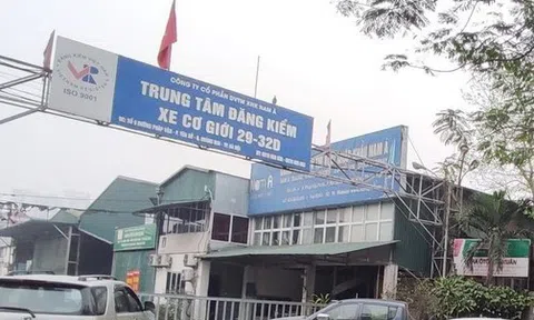 Cận cảnh trung tâm đăng kiểm tự treo biển dừng hoạt động, chủ xe khốn khổ chờ đợi