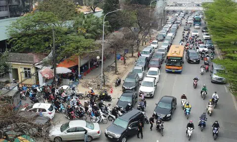 2/3 trung tâm đăng kiểm bị đóng cửa: Dân sẽ tiếp tục thức trắng đêm xếp hàng chờ kiểm định