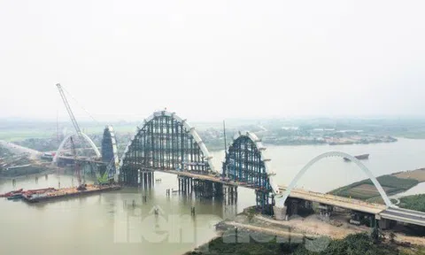Nhìn gần công trường bắc cầu vòm thép cao nhất Việt Nam trên sông Đuống