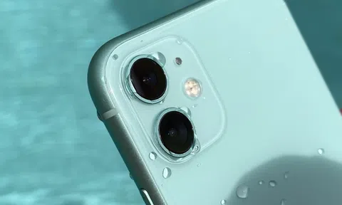 iPhone 11 vẫn sống sót sau 1 tuần ngâm dưới hồ nước