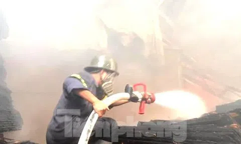 Cháy xưởng mút xốp ở Bình Dương, cột khói đen bốc cao hàng chục mét