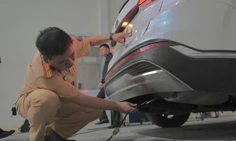 CSGT chi viện, bắt đầu kiểm định ô tô tại Hà Nội và TP.HCM