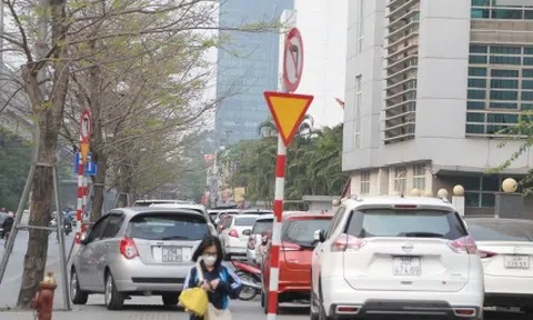 Ô tô ngang nhiên đỗ kín vỉa hè bất chấp nỗ lực dẹp vỉa hè của Hà Nội