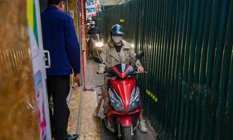 Người dân vất vả di chuyển trên đoạn đường chỉ hơn 1 m cả vỉa hè ở Hà Nội