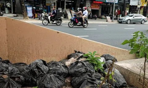 Tuyến đường sắt Nhổn - ga Hà Nội biến thành bãi chứa rác thải, phế liệu