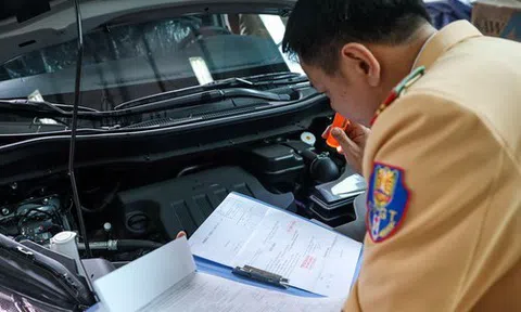 Cận cảnh CSGT kiểm định phương tiện ở trung tâm đăng kiểm Hà Nội