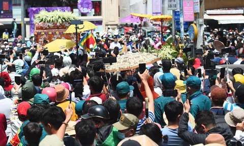 Đám đông 'cuồng loạn' ở lễ tang sao Việt