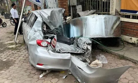 Cuộn thép hàng chục tấn rơi xuống đường đè bẹp ô tô con, người dân kinh hãi