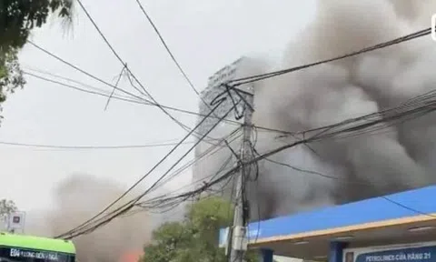 Cháy ngùn ngụt nhà kho cạnh cây xăng ở Hà Nội