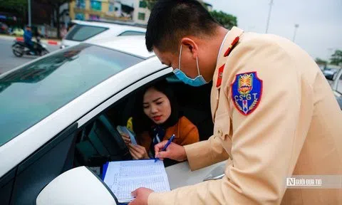 CSGT phát phiếu hẹn người dân ngày quay lại đăng kiểm