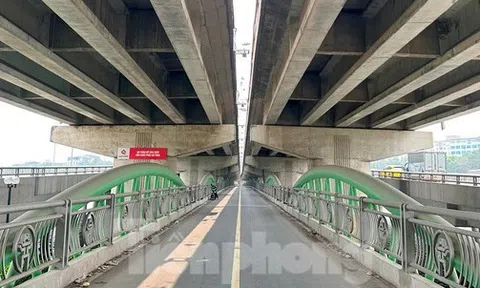 Cầu vòm thép vượt hồ Linh Đàm vắng xe qua lại