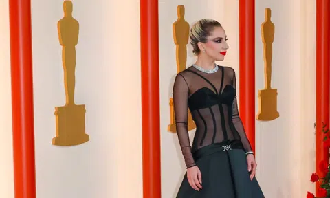 Lady Gaga đỡ người bị ngã khi dự Oscar