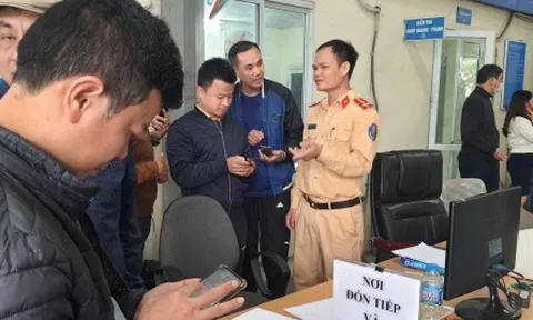 Trung tâm đăng kiểm ở Hà Nội bớt ùn tắc hơn khi có sự "chi viện" của CSGT