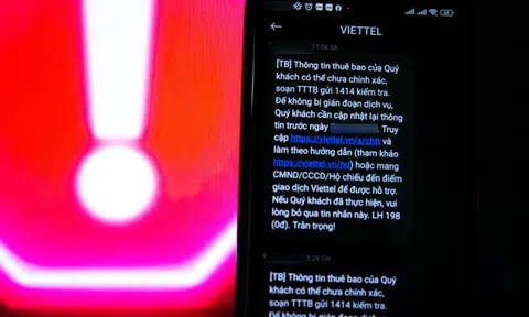 Sợ bị khóa SIM, khách hàng đổ xô đến cửa hàng để cập nhật thông tin
