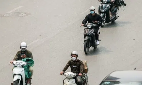 Hà Nội: Người dân vô tư sử dụng điện thoại khi đang lái xe