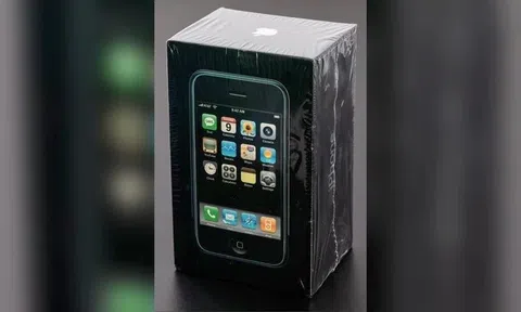 iPhone đời đầu nguyên seal được bán giá gần 55.000 USD