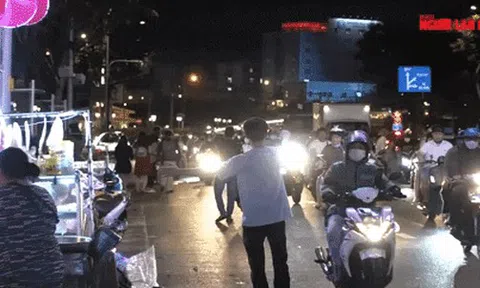 Hàng rong đóng chiếm ngay trung tâm TP HCM