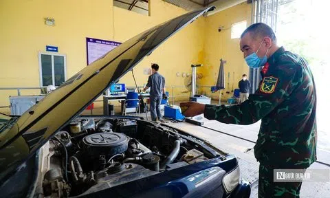 Hình ảnh kiểm định viên quân sự chi viện cho các trung tâm đăng kiểm