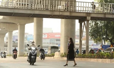 Cầu vượt bộ hành bỏ không, người đi bộ bất chấp nguy hiểm sang đường