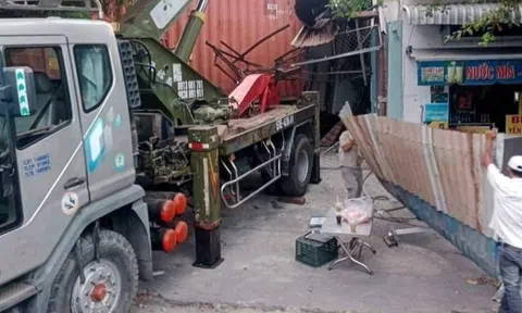 Xe đầu kéo thình lình lao vào 3 căn nhà ở TP HCM