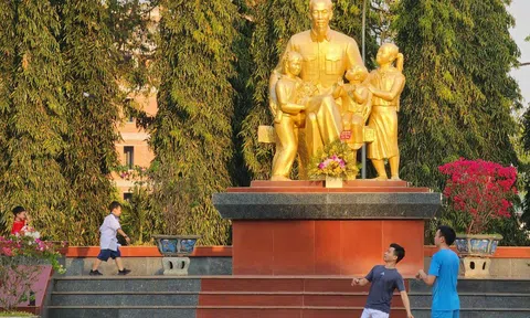 Nhóm thanh niên trèo lên tượng đài chụp ảnh gây bức xúc