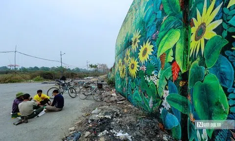 Cận cảnh sự xuống cấp của con đường bích họa dài nhất Hà Nội