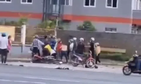 CLIP: Vừa gặp nhau, nhóm phụ nữ trung niên đã lao vào"cấu xé" gây bão mạng