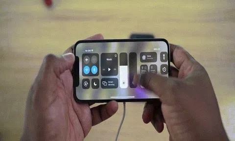 iPhone và smartphone Androdi bị đối xử ra sao khi bị "chán"?