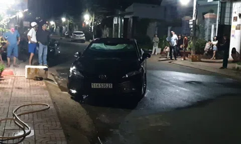 Xế hộp bỗng nổ và cháy, người đàn ông ở TP HCM bất động trên ghế lái