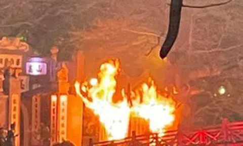 Hà Nội: Cháy bốt bán vé vào cầu Thê Húc