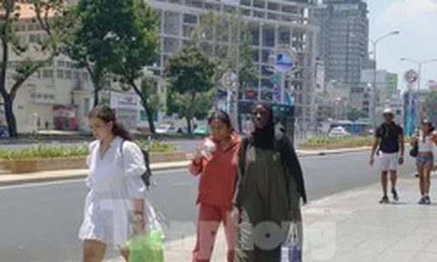 Nắng rát mặt tại đoạn đường được đề xuất lắp mái che hàng chục tỷ đồng ở TPHCM