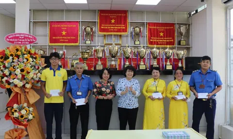 Bí thư Quận ủy quận 1 nói chuyện về bóng đá nữ