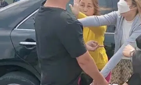 Vụ cô gái 18 tuổi bị lôi khỏi ôtô, lột quần áo giữa phố: Đã xác định được nhóm đối tượng