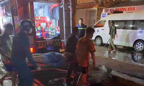 Phá tường, cứu 2 người trong đám cháy giữa trung tâm Đà Nẵng