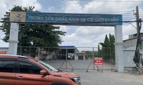 Khám xét một trung tâm đăng kiểm ở Bình Dương