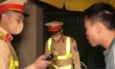Người đi xe máy có nồng độ cồn gấp 9 lần mức kịch khung nói "dẫn đường xe cứu thương"