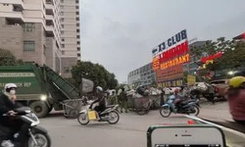 Xe thu gom rác hoạt động trong giờ cấm, xe tập kết rác chiếm dụng, lòng lề đường