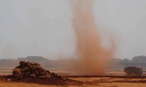 Thi công sân bay Long Thành bụi 'nhuộm đỏ' từ công trình đến khu dân cư