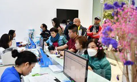 Hà Nội: Lo khóa sim, người dân đổ xô đi chuẩn hóa thông tin thuê bao