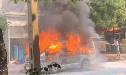 Xe cứu thương bất ngờ bốc cháy, nữ bệnh nhân bị bỏng nặng