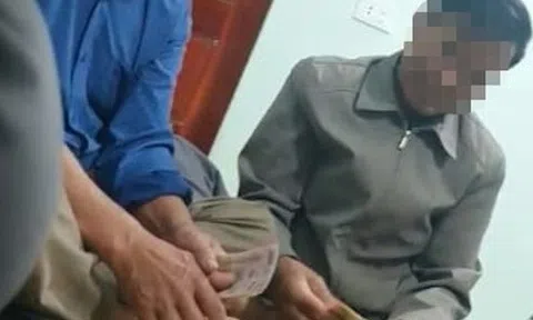 Xôn xao hình ảnh Bí thư Đảng ủy xã nghi đánh bài ăn tiền